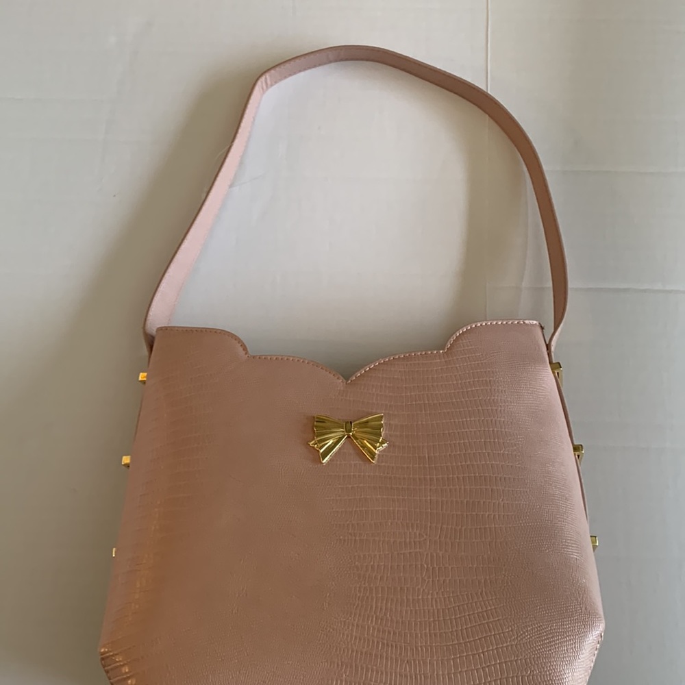 BETSY JOHNSON.Croc embossed pink faux leather structured shoulder bag w/… - Picture 11 of 15